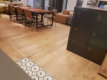 Foto de la instalación de un parquet hecha en One Co Work, coworking en Barcelona