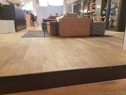 Foto de la instalación de un parquet hecha en One Co Work, coworking en Barcelona