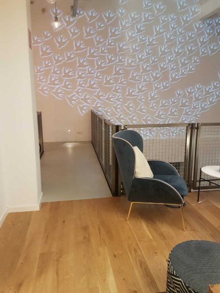 Foto de la instalación de un parquet hecha en One Co Work, coworking en Barcelona