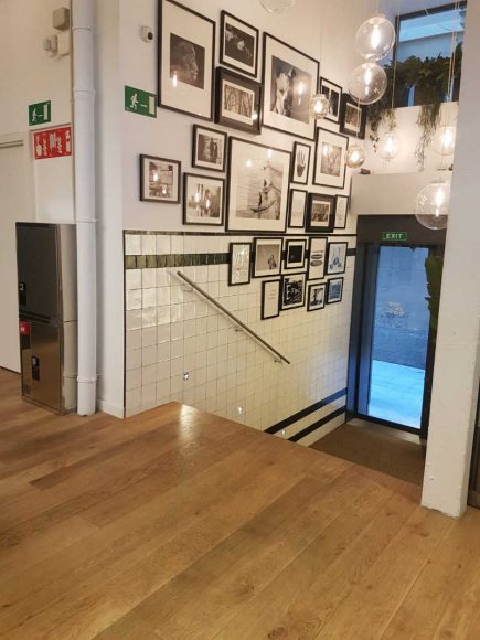 Foto de la instalación de un parquet hecha en One Co Work, coworking en Barcelona