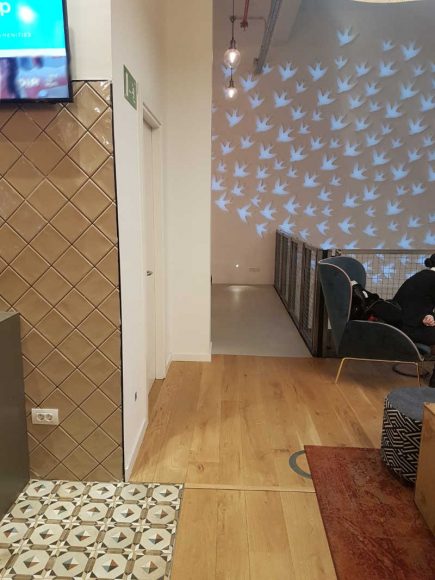 Foto de la instalación de un parquet hecha en One Co Work, coworking en Barcelona