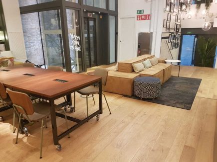 Foto de la instalación de un parquet hecha en One Co Work, coworking en Barcelona
