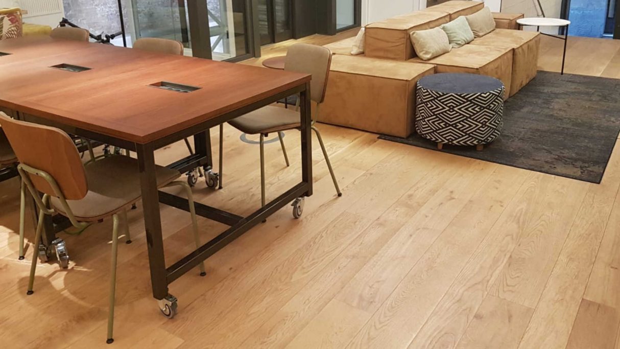Foto de la instalación de un parquet hecha en One Co Work, coworking en Barcelona
