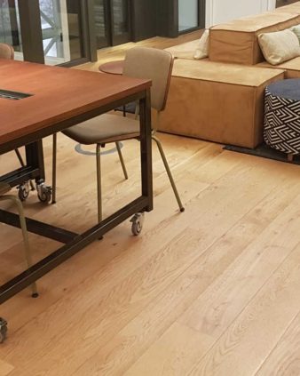 Foto de la instalación de un parquet hecha en One Co Work, coworking en Barcelona